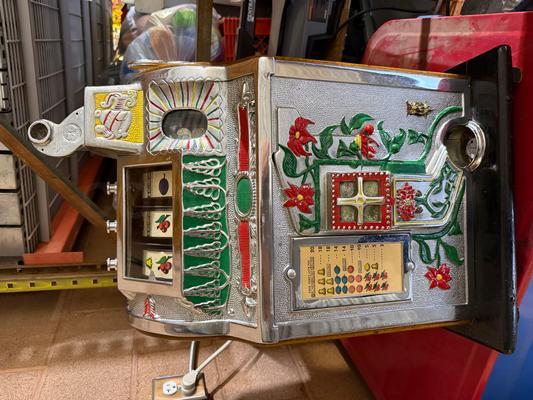 1928 Mills Poinsettia Slot Machine