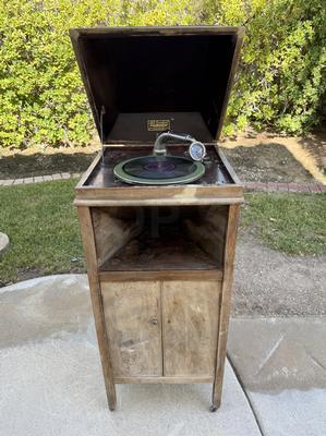 1920s New Comfort Talking Machine Phonograph Image