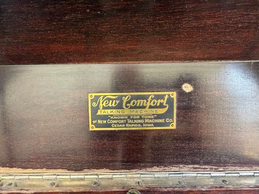 1920s New Comfort Talking Machine Phonograph Image