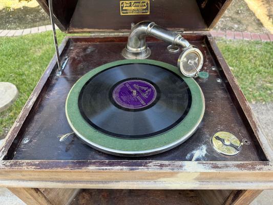 1920s New Comfort Talking Machine Phonograph Image