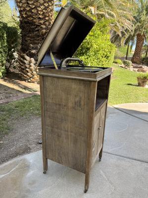 1920s New Comfort Talking Machine Phonograph Image