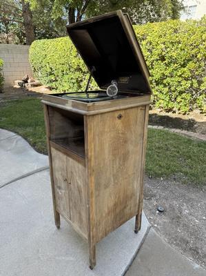 1920s New Comfort Talking Machine Phonograph Image