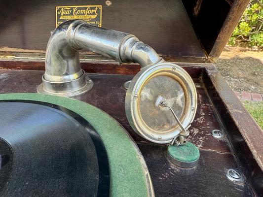 1920s New Comfort Talking Machine Phonograph Image