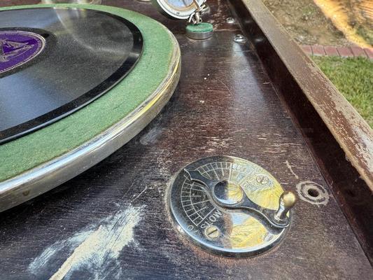 1920s New Comfort Talking Machine Phonograph Image