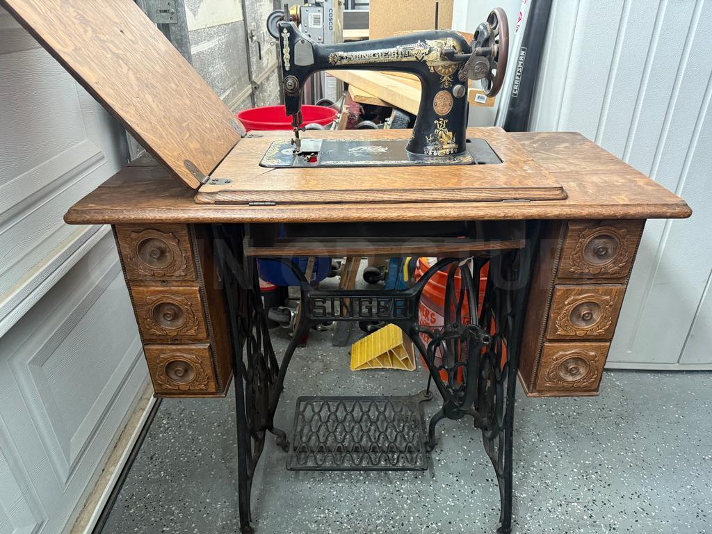 1922 Model 127 Singer Sewing Machine