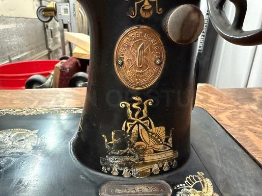 1922 Model 127 Singer Sewing Machine Image