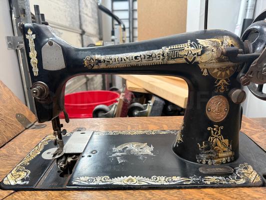1922 Model 127 Singer Sewing Machine Image