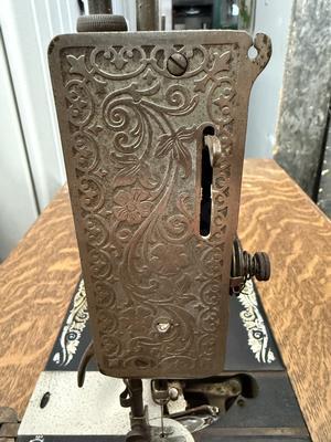 1922 Model 127 Singer Sewing Machine Image
