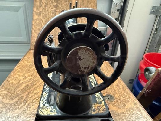 1922 Model 127 Singer Sewing Machine Image