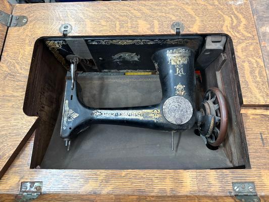 1922 Model 127 Singer Sewing Machine Image
