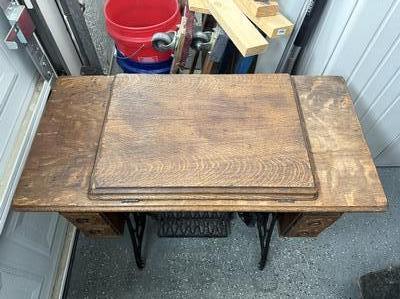 1922 Model 127 Singer Sewing Machine Image