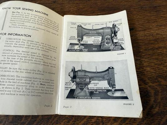 1922 Model 127 Singer Sewing Machine Image