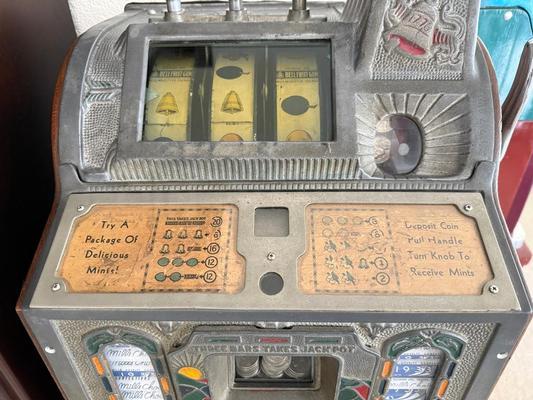 1929 Mills Mint Front OK Vender with Jackpot Slot Machine Image