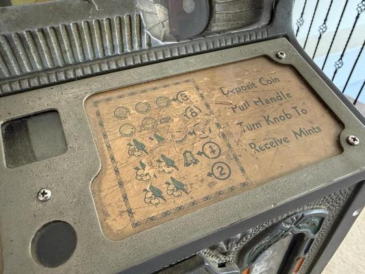 1929 Mills Mint Front OK Vender with Jackpot Slot Machine Image