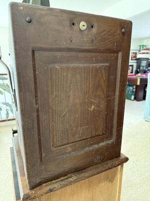 1929 Mills Mint Front OK Vender with Jackpot Slot Machine Image