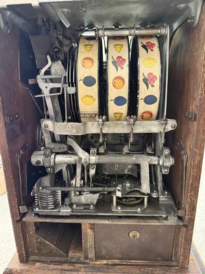 1929 Mills Mint Front OK Vender with Jackpot Slot Machine Image