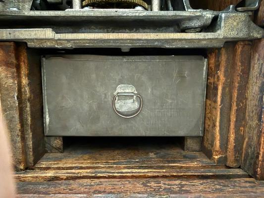 1929 Mills Mint Front OK Vender with Jackpot Slot Machine Image