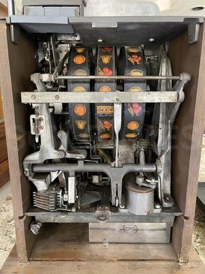 1936 Caille Commander Dime Slot Machine Image
