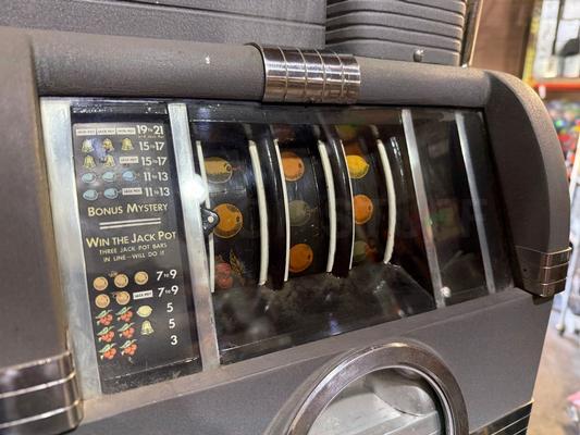 1936 Caille Commander Dime Slot Machine Image