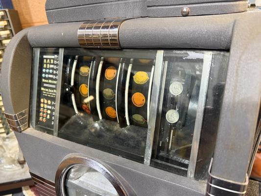1936 Caille Commander Dime Slot Machine Image