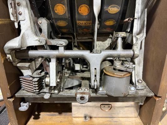 1936 Caille Commander Dime Slot Machine Image