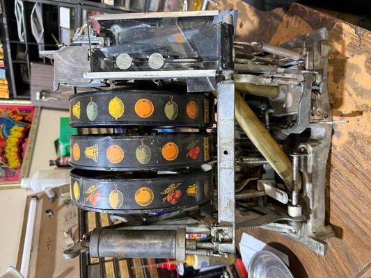 1936 Caille Commander Dime Slot Machine Image