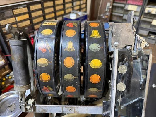 1936 Caille Commander Dime Slot Machine Image