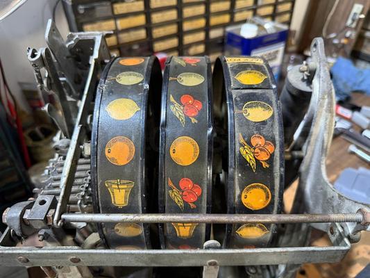 1936 Caille Commander Dime Slot Machine Image