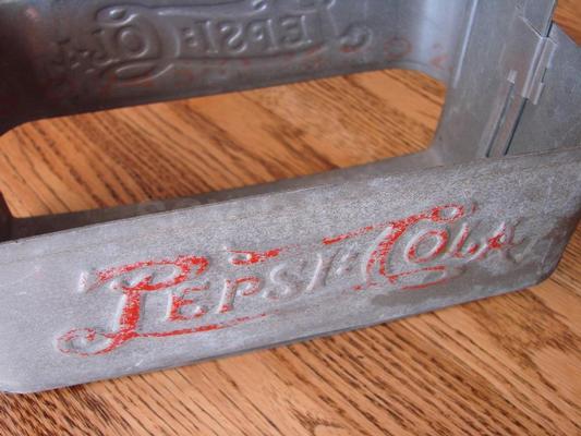 1940's Pepsi Double Dot Metal 6 Pack Bottle Carrier Image