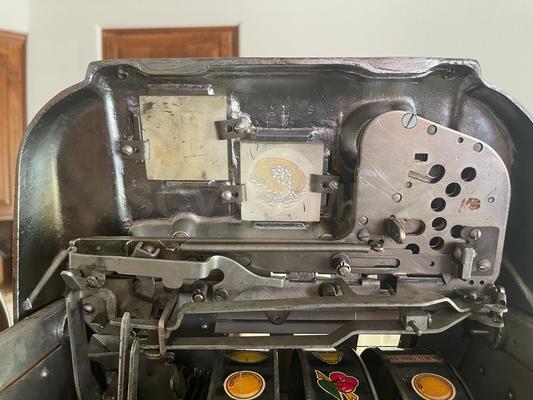 1958 Mills Cowboy & Horse Shoe Hightop Slot Machine Image