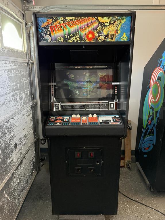 1980 Atari Asteroids Deluxe Upright Arcade Machine