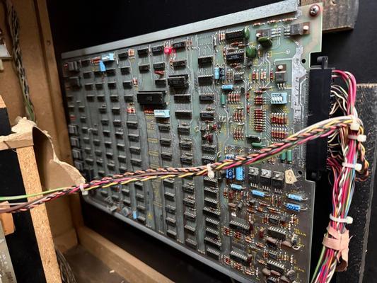 1980 Atari Asteroids Deluxe Upright Arcade Machine Image