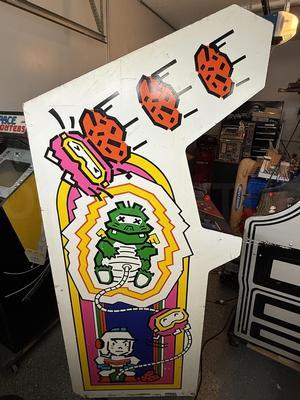 1982 Atari Dig Dug Upright Arcade Machine Image
