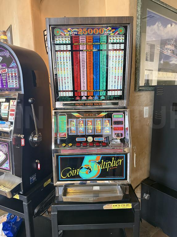 1982 Universal 5 Coin Multiplier Slot Machine