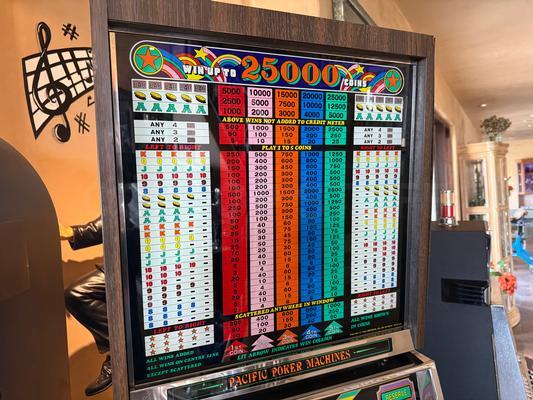 1982 Universal 5 Coin Multiplier Slot Machine Image