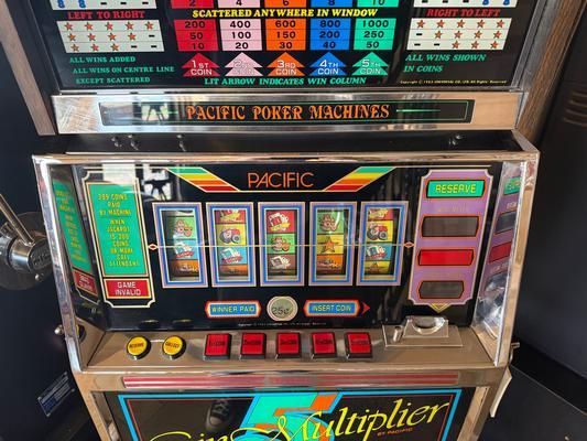 1982 Universal 5 Coin Multiplier Slot Machine Image