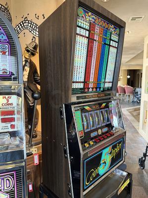 1982 Universal 5 Coin Multiplier Slot Machine Image