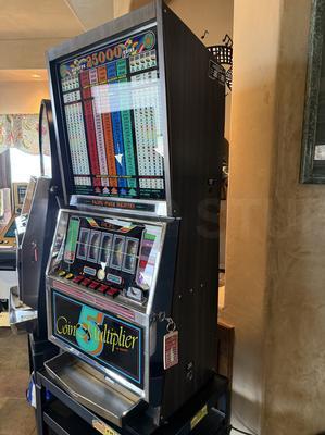 1982 Universal 5 Coin Multiplier Slot Machine Image