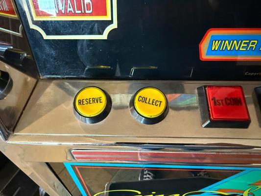1982 Universal 5 Coin Multiplier Slot Machine Image