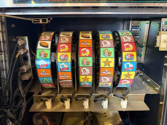 1982 Universal 5 Coin Multiplier Slot Machine Image