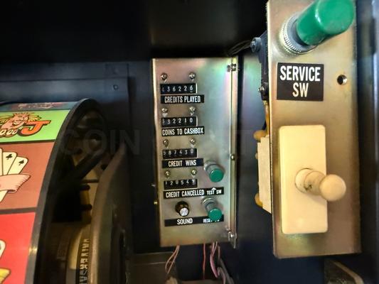 1982 Universal 5 Coin Multiplier Slot Machine Image