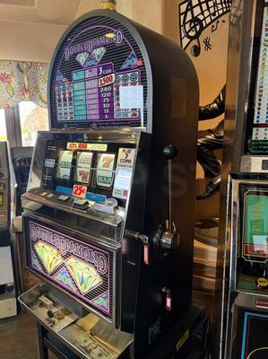 1991 IGT Double Diamond Round Top Slot Machine Image