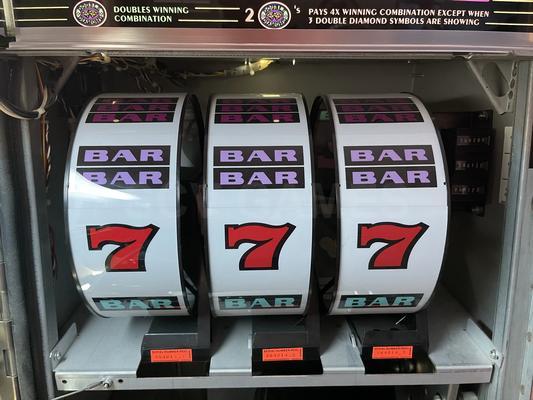 1992 IGT Double Diamond 3 Reel Slot Machine Image