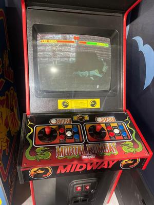 1992 Midway Mortal Kombat Upright Arcade Machine Image