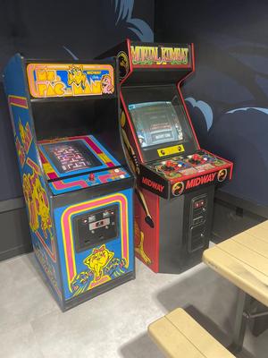 1992 Midway Mortal Kombat Upright Arcade Machine Image